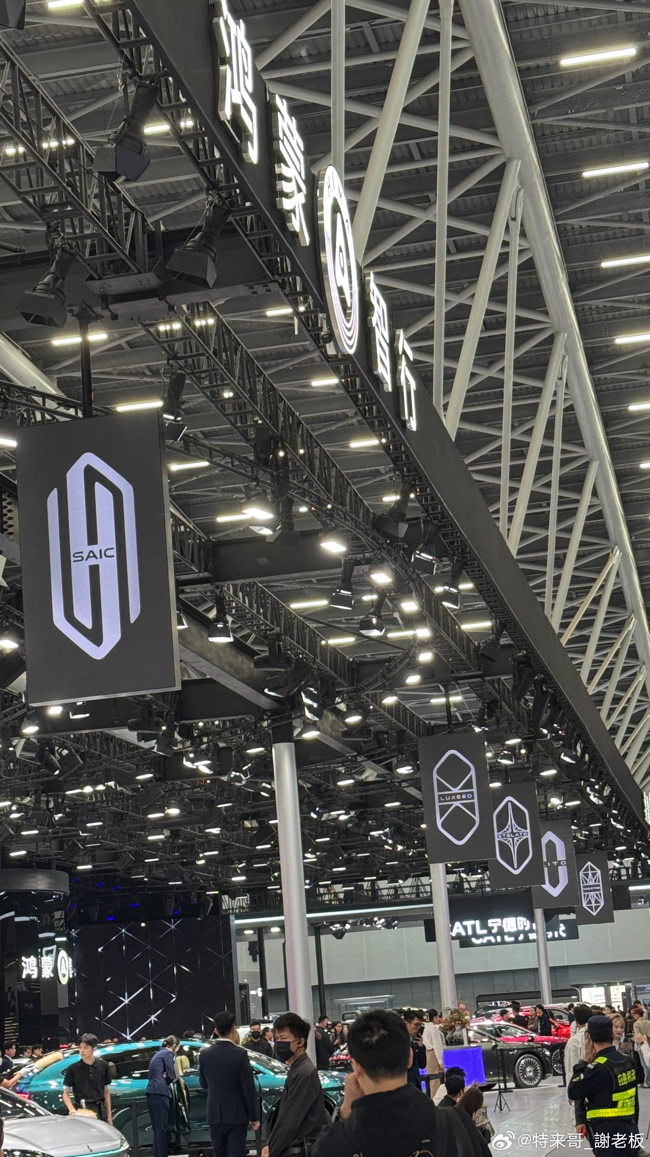 鸿蒙智行的展台，各界logo齐刷刷好看！