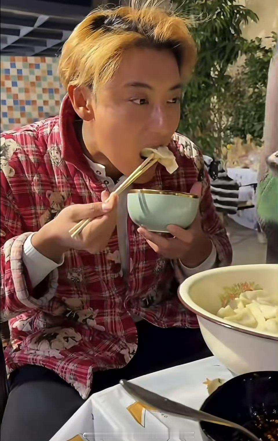 四川女婿黄子韬在家也得穿省服这松弛感真是绝了！在四川，不管你是多大腕儿，只要回了