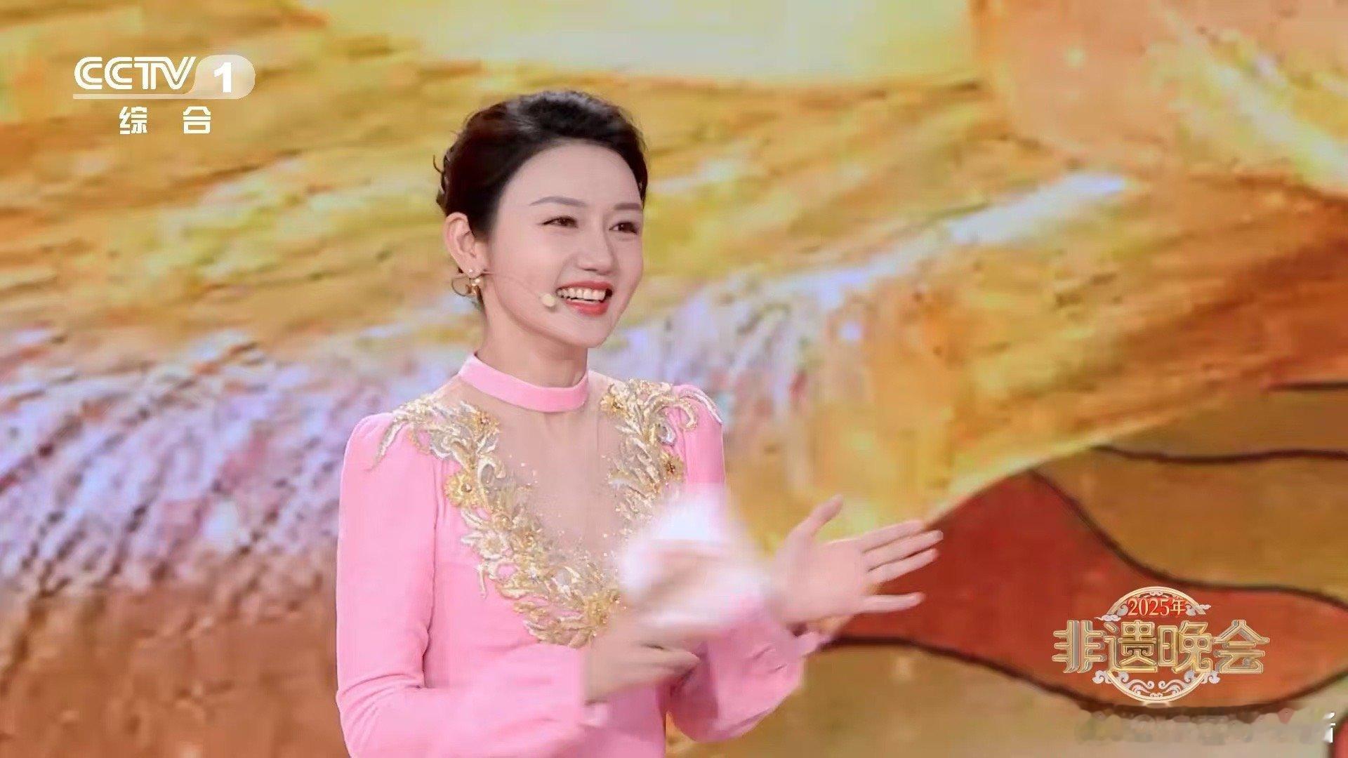 中国有一种1000多年历史的左脚舞  在欢快的鼓点中，左脚踏地、右脚回旋，这不仅