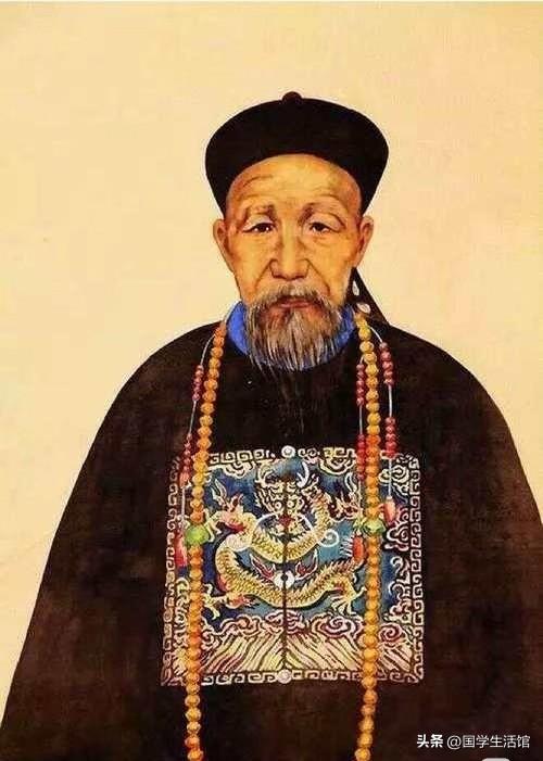 曾国藩一生识人无数，极少看走眼。他选部下，就凭一句话。

有一次，李鸿章带了三个