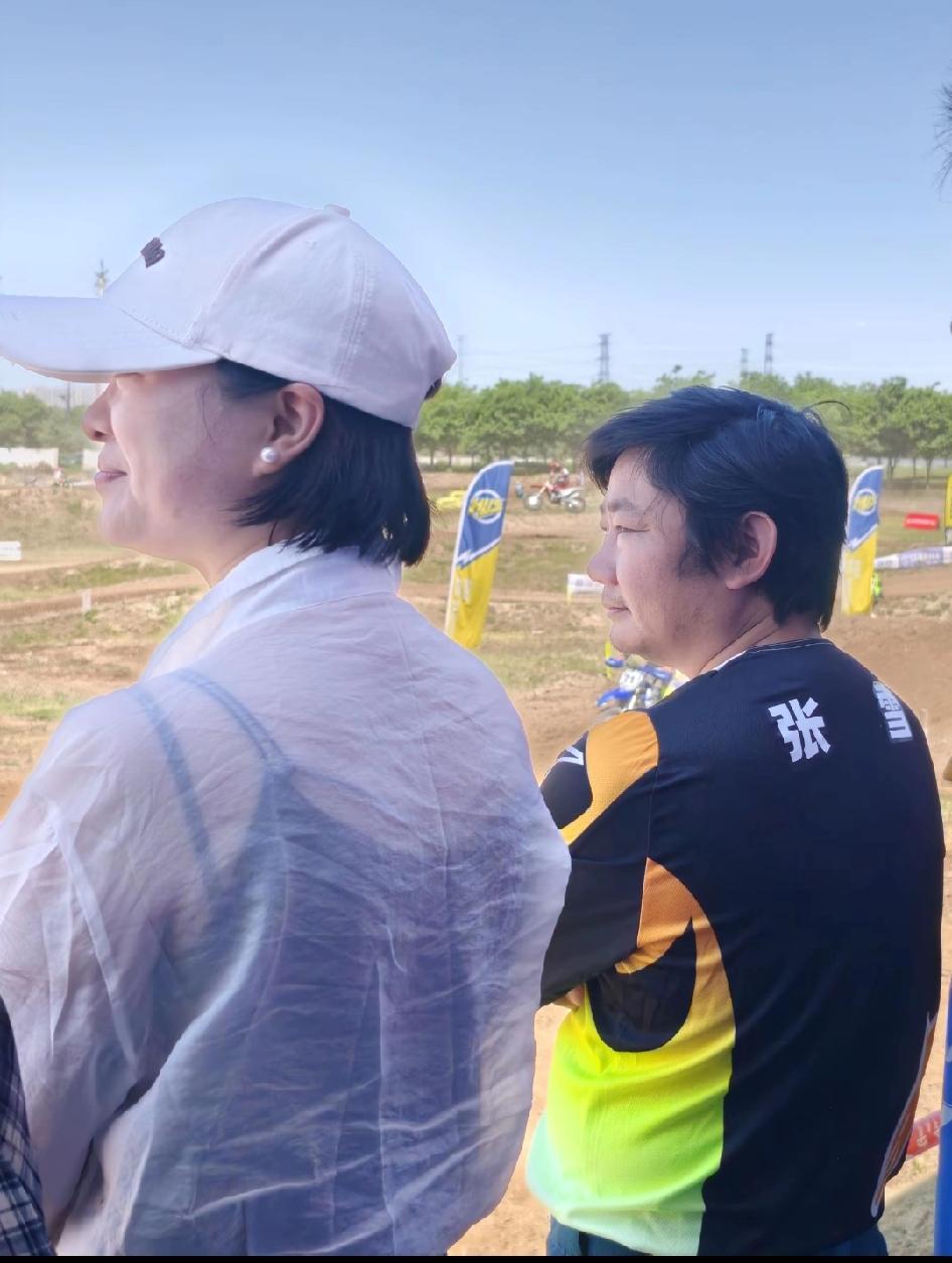 张雪今天带着老婆、儿子一起出现在陕西西安秦汉越野公园，这次张雪是组织了一支张雪机