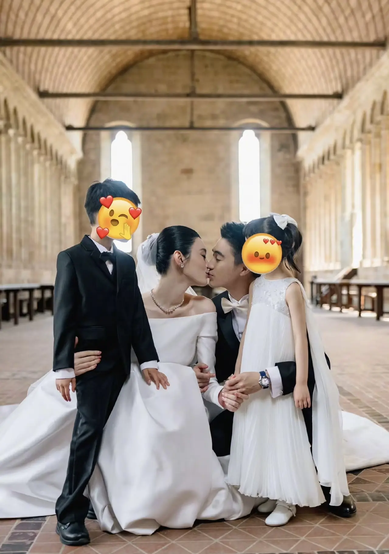 何猷君奚梦瑶婚礼照，一家四口好幸福。何猷君奚梦瑶婚礼出图，一家四口身穿...
