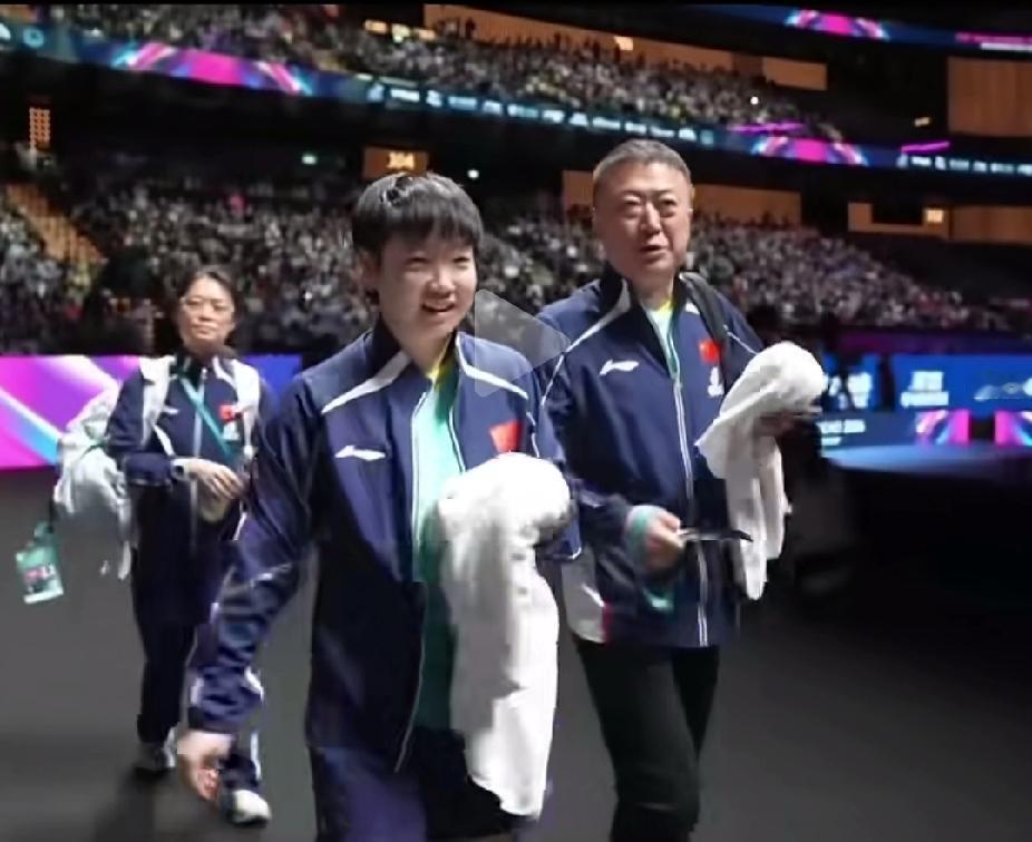 师徒同心，冠军同路！这就是国乒最暖的传承✨
 
两张图，道尽了国乒最动人的师徒情