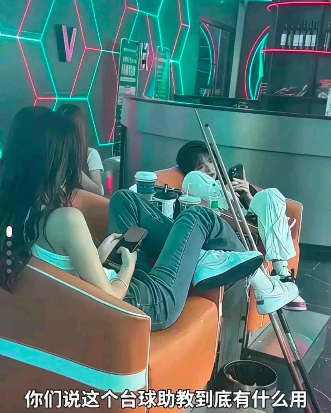 我也发现了，现在越来越多的女孩子来干这个职业了，前途会好吗？ 