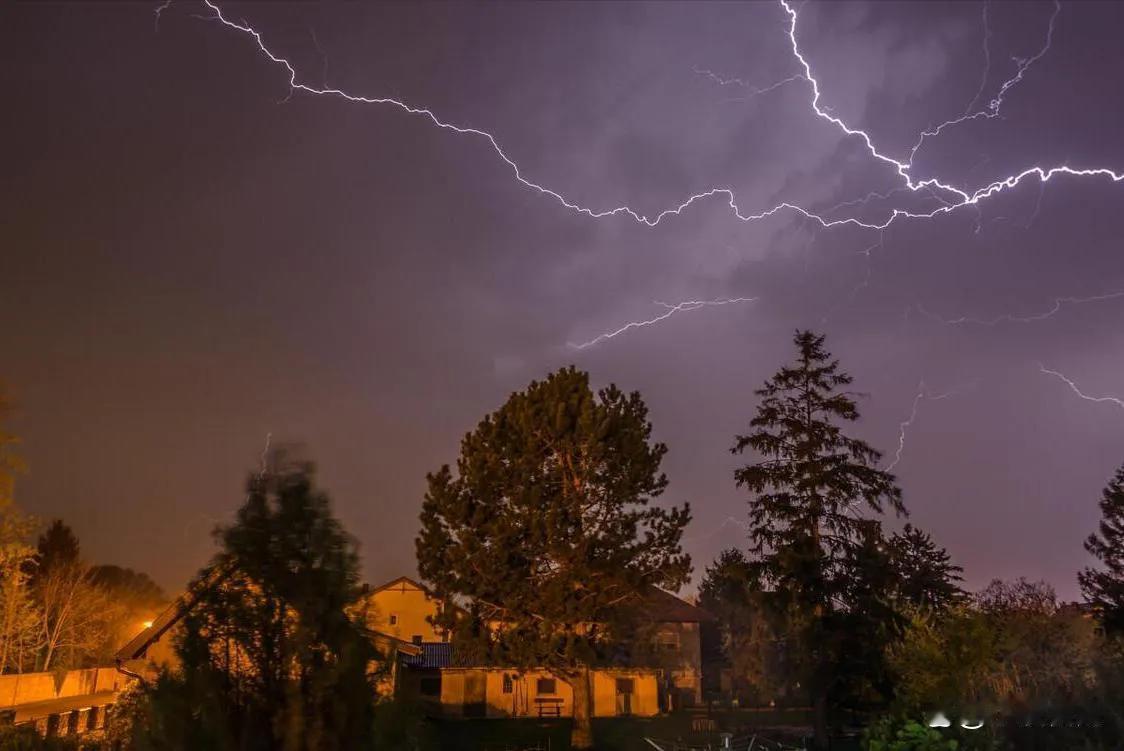 《秋雷炸響》
上聯:   寒霧隨風染秋色，
下聯:   烏雲催雨響驚雷。
   