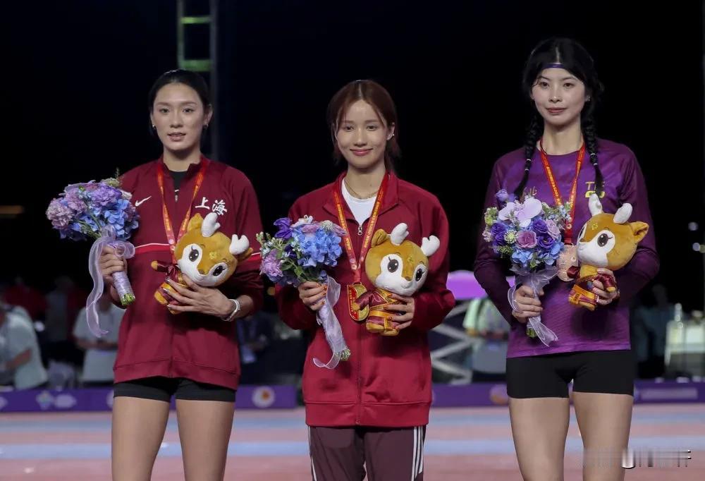 浙江衢州古城墙下，中国女子跳高迎来历史性突破！湖北小将邵雨琪以1米90追平个人最