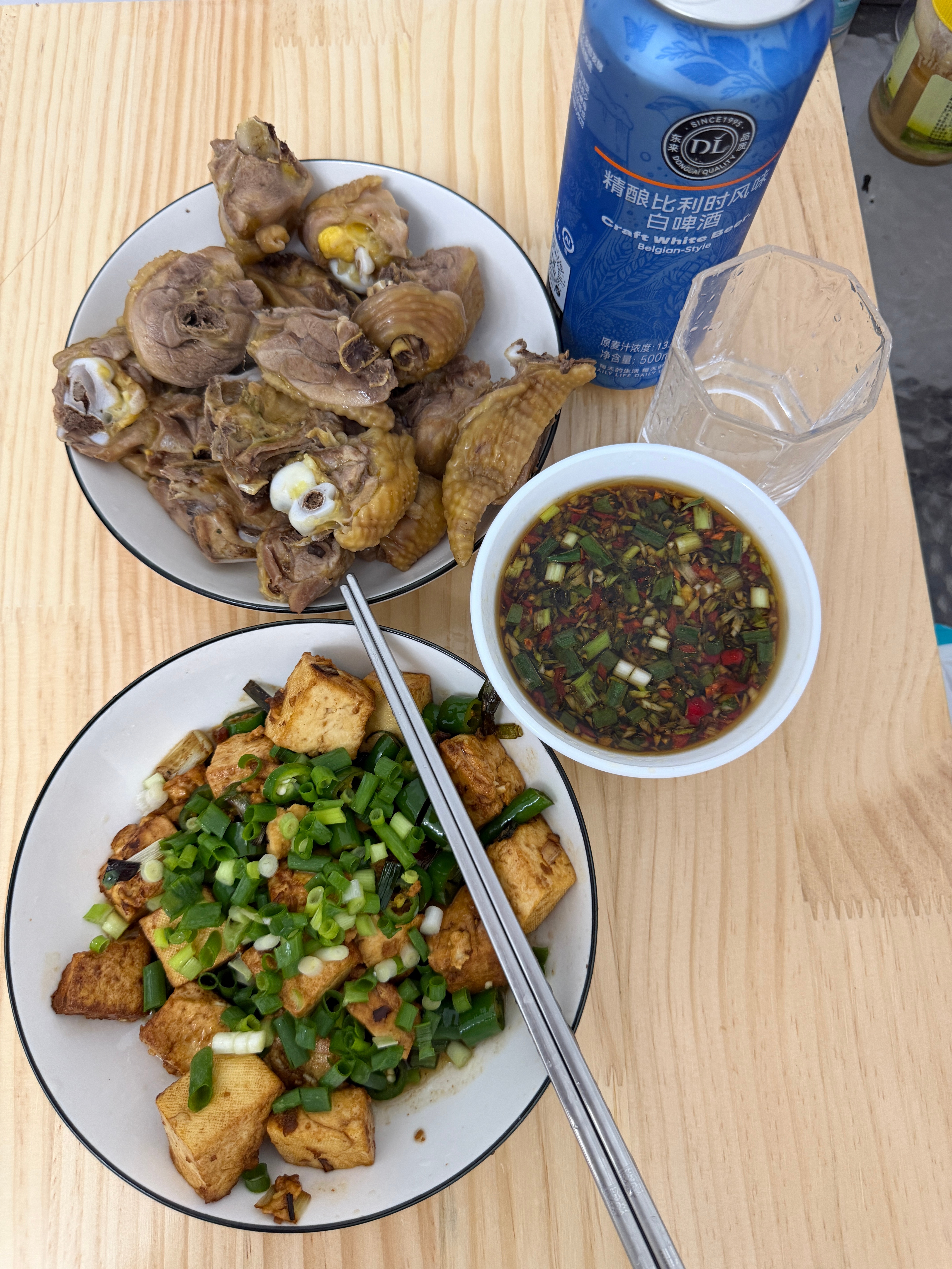 10多年前，我在北京一个东北饭店当服务员，打算和厨师长拜师学艺，碰巧爸妈叫回家相