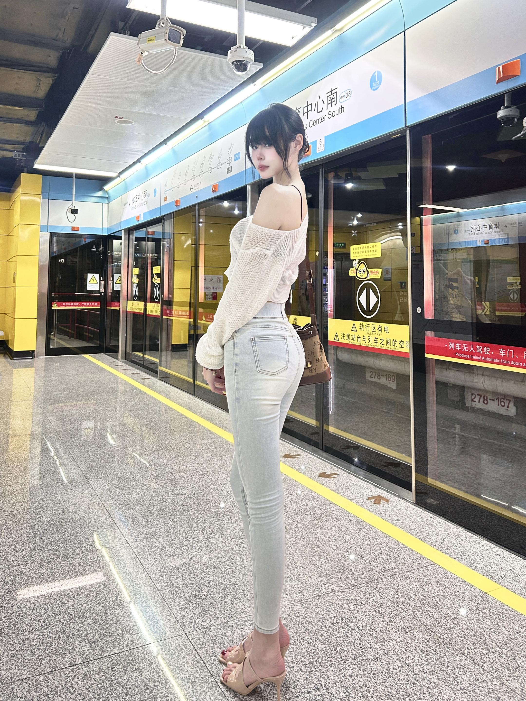 如果全世界都指责你那姐姐蹲下来抱抱你。
