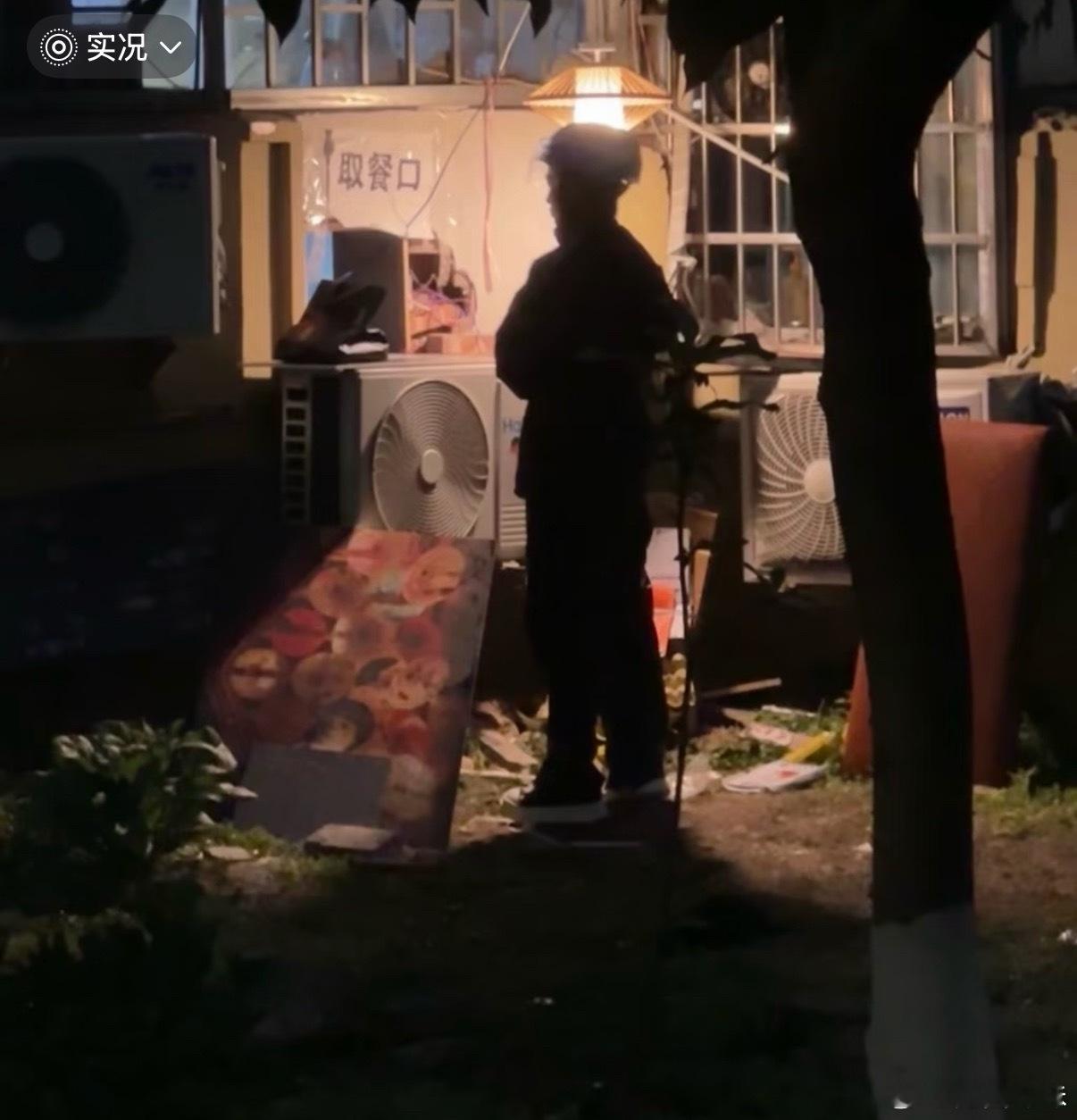 之前经常吃新疆炒米粉，点开店铺看有堂食，有一次直接去线下了，结果才发现！根本没有