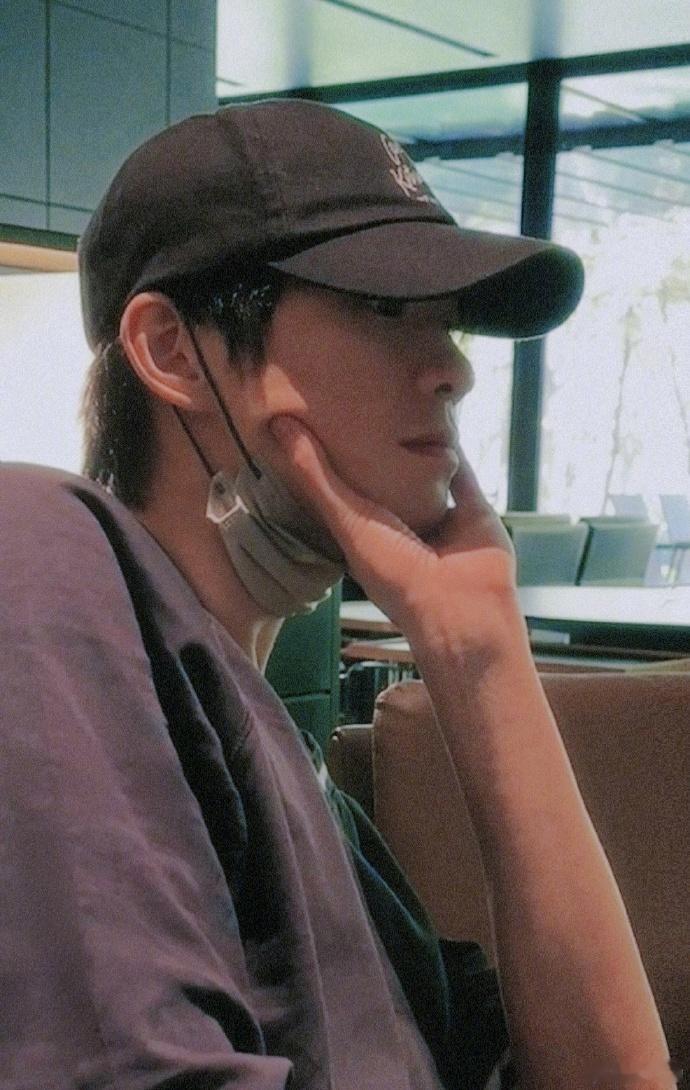 #魏大勋素颜侧拍照#一张魏大勋的素颜侧拍照悄然流出，瞬间吸引了众人的目光。在这张