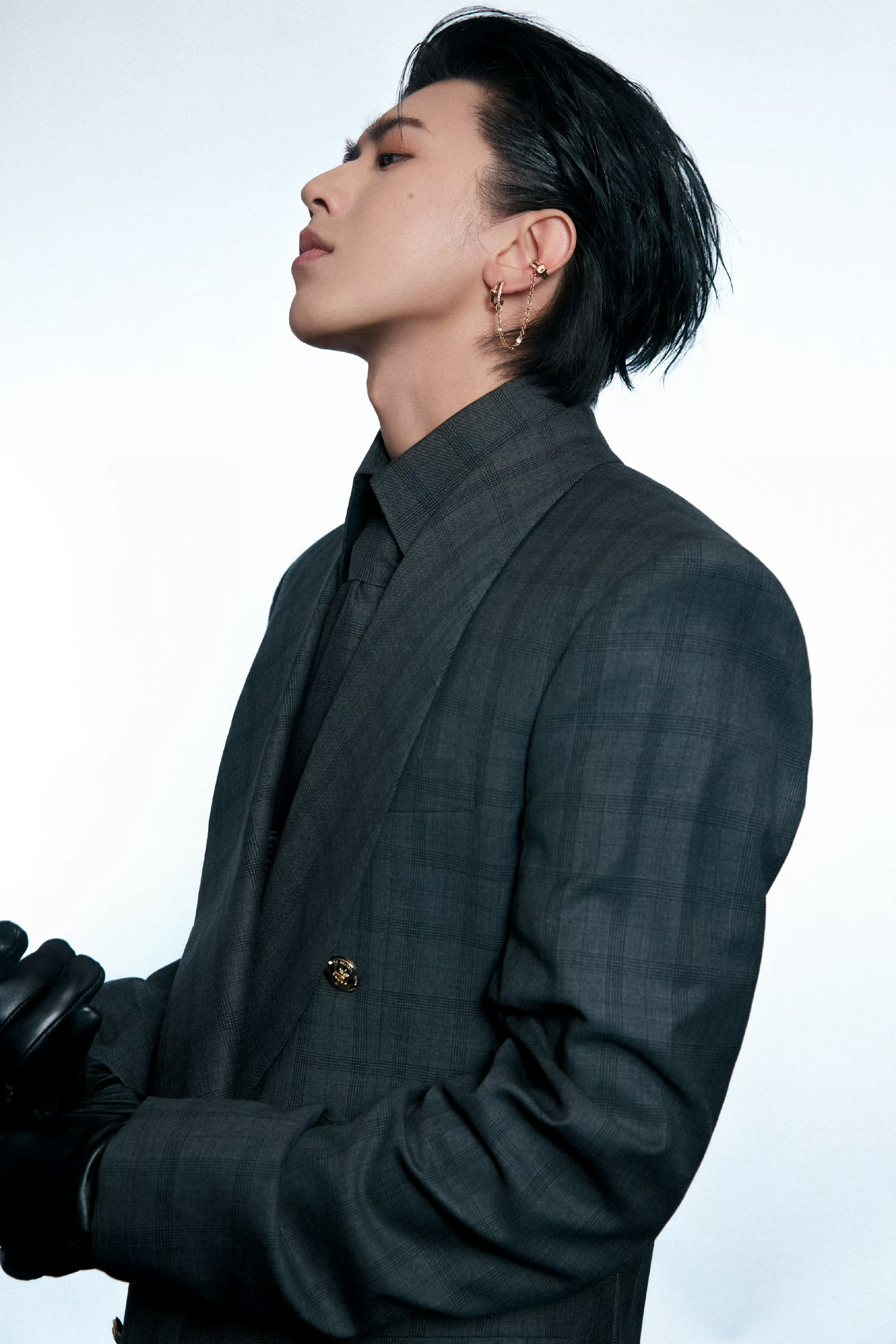 蔡徐坤肌肉线条蔡徐坤好帅呀，这肌肉，耳饰也好酷！ 