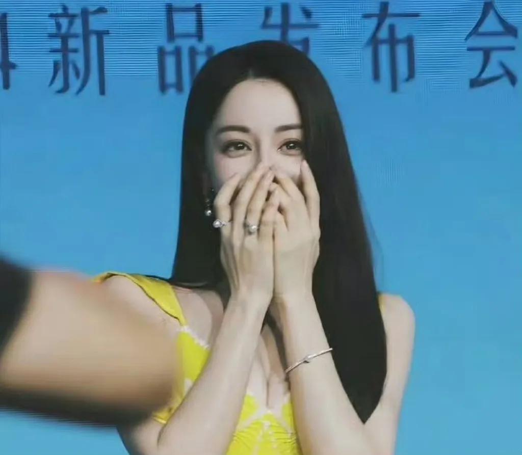 一组迪丽热巴的照片在网络上迅速走红，吸引了无数网友的目光。在这组照片中，迪丽热巴