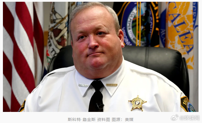 #特朗普赦免一受贿被判刑警长引不满# 【特朗普宣布赦免一名因“现金换警徽”被判1