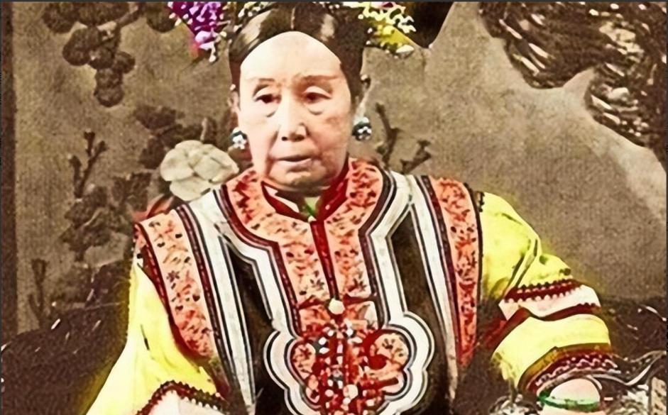 1900年，慈禧狼狈逃窜至山西首富家，临行时，慈禧让乔家借她10万两，乔致庸扑通