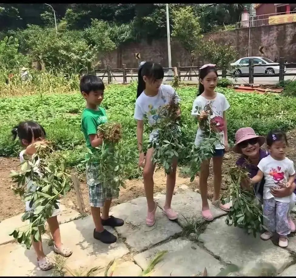 S妈探望孩子后续，晒多张与小玥儿合影，非常偏爱大S的两个孩子！ ​​​