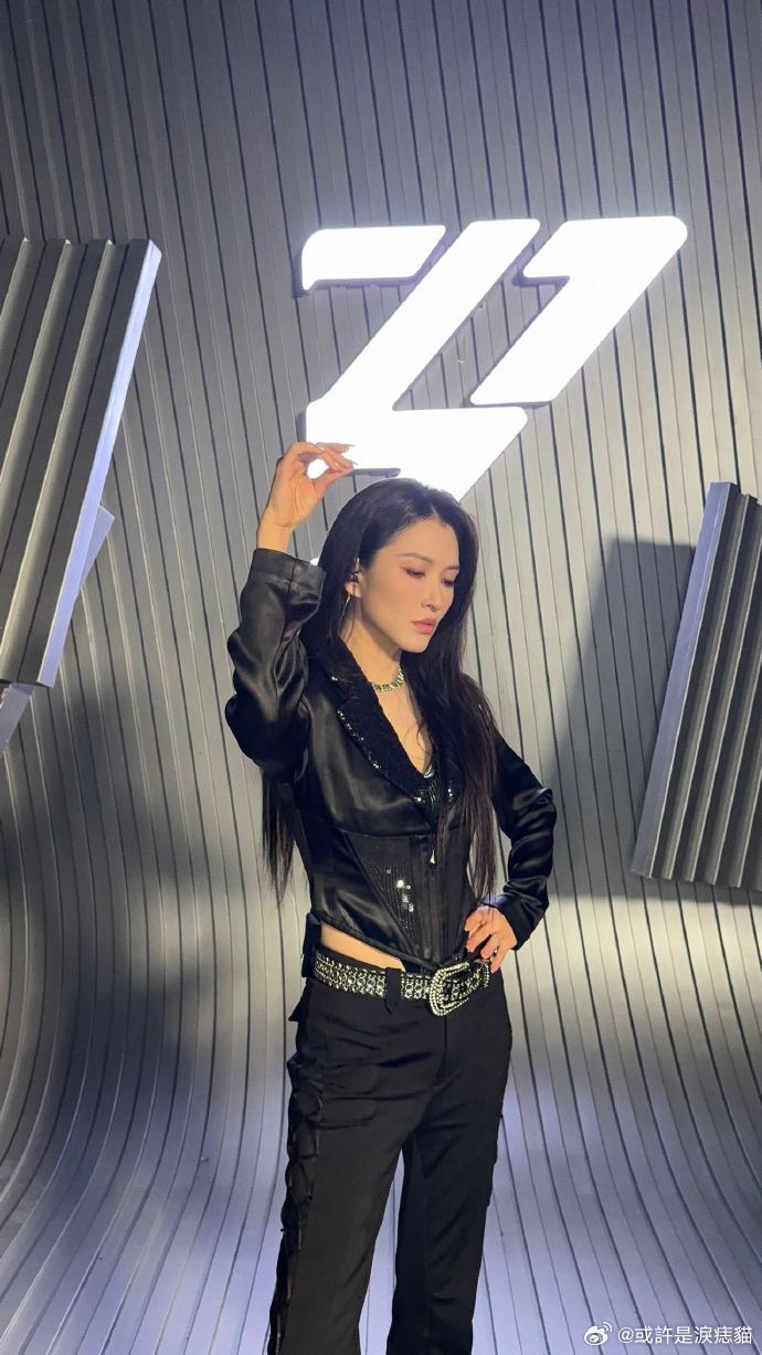 徐洁儿乘风唱担徐洁儿修音响徐洁儿在乘风舞台演绎《现在不跳舞要干嘛》，全开麦唱跳全