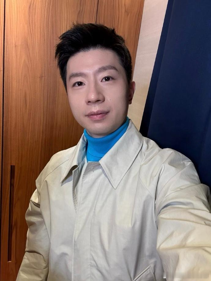 马龙有一种薄荷冰沙的爽感谁懂啊！马龙的米兰蓝色穿搭太绝了，自带的清爽气场，简直就