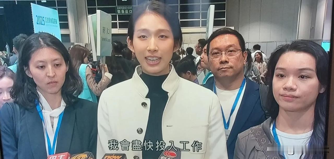 江女士有没有资格和能力从政咱们先不说，就说怎么江小姐的助选团，尤其是这2位女士，