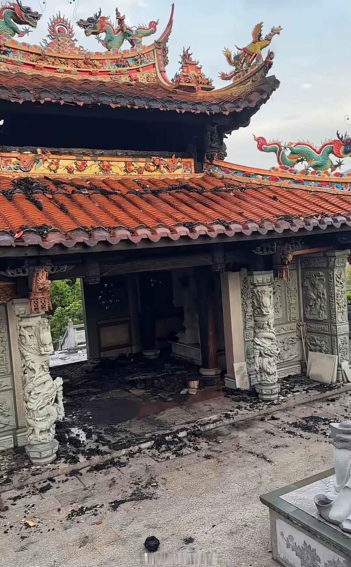 最近福建泉州发生了一件“紫雷劈庙”的大事。据当地人所述，在6月24日晚上8点左右