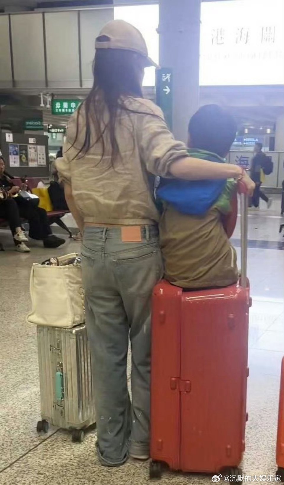 有了小海绵之后，Angelababy的很多行程都拍到带着孩子一起，几乎没有缺席过
