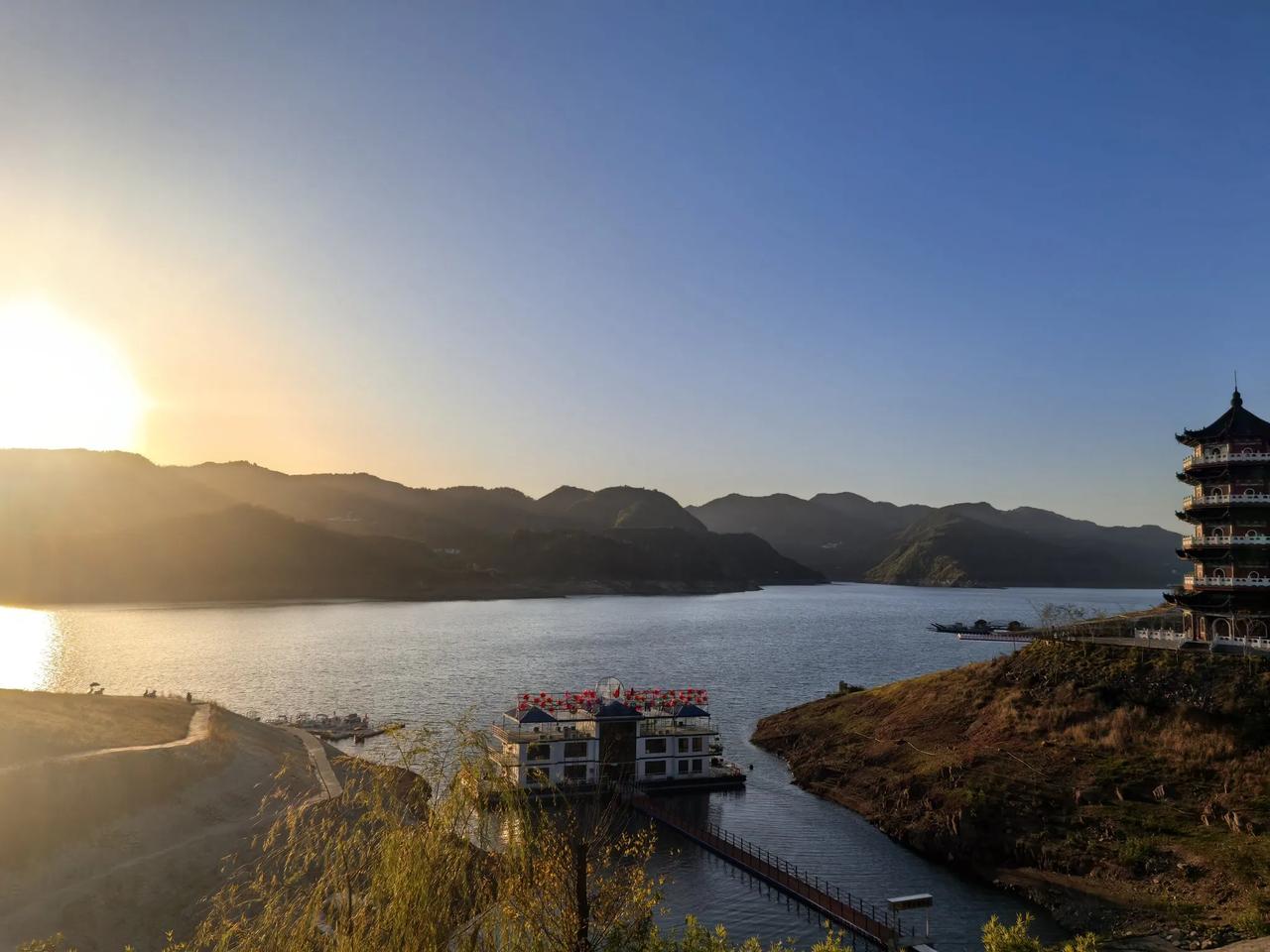 一路山色，随手拍一张风景照冬日的圣水湖畔