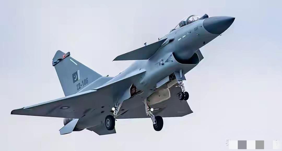 歼10直飞伊朗，美以都没敢拦，谁也没想到，背后藏着一个天大的局。

2026年4