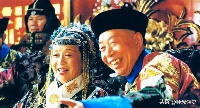 慈禧临终前死死盯着床前的李莲英，脑子里盘算着让他殉葬。伺候了老佛爷三十八年的李莲