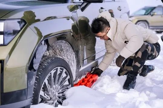最近,车圈都盯着这次阿尔山冰雪试驾呢,第五代胜达的雪地脱困表现堪称一绝!自救环节