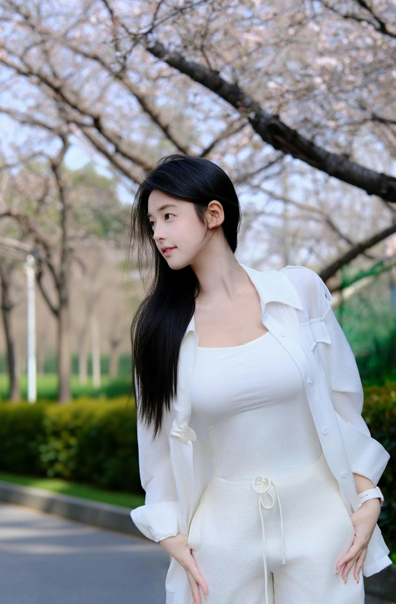 春日生活打卡季春日樱色漫枝头，一身清简白衣赴一场温柔花期。风里裹挟着浅淡花香，光
