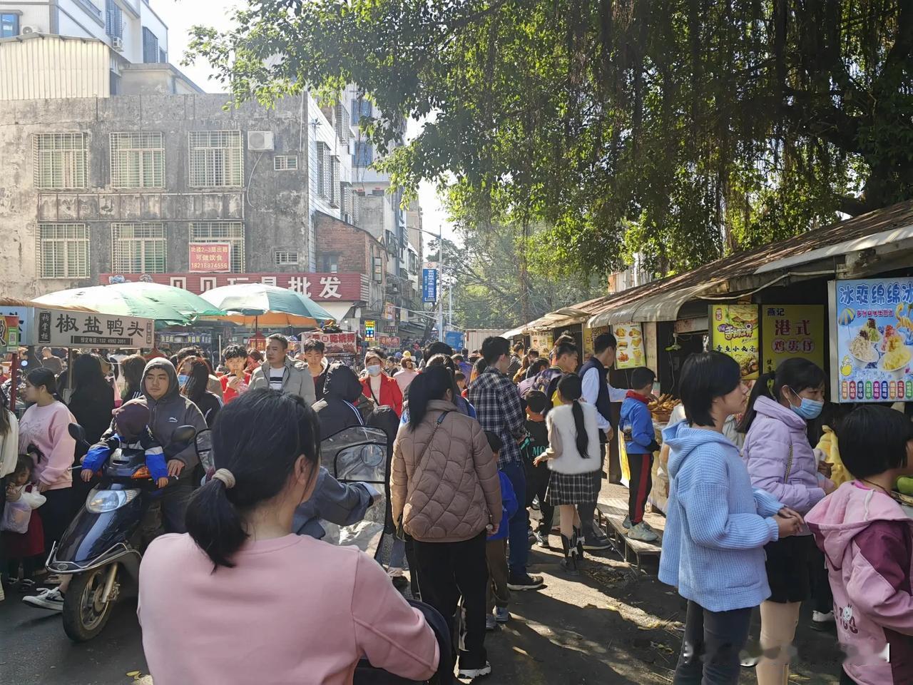 雷州，初一，来南湖逛逛吧，既可以看山，又可以看海，人山人海。

南湖小食街各种特