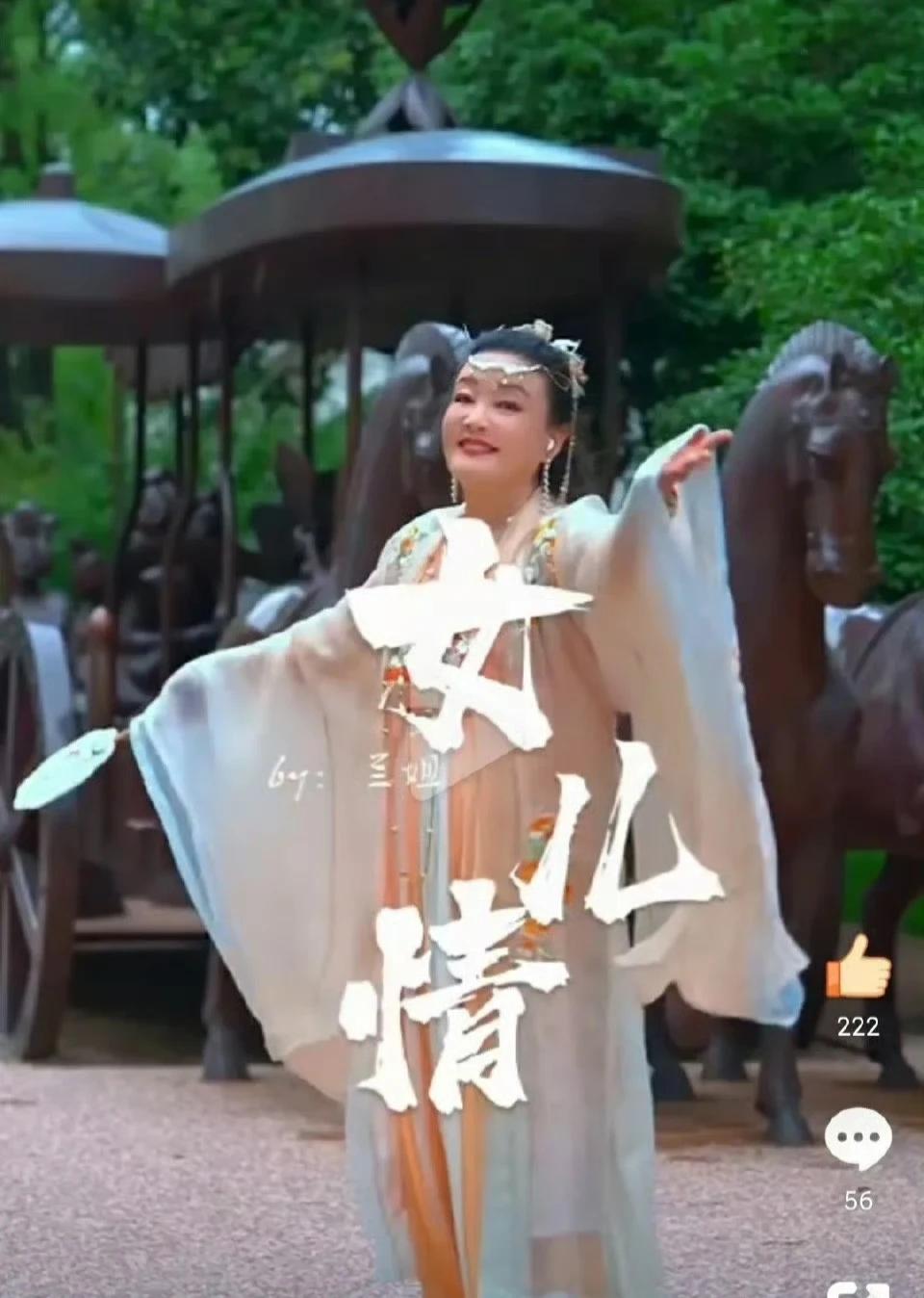 当65岁的张兰穿汉服跳《女儿情》：悄悄问圣僧，女儿美不美 ? 
网友全跪下了，佩