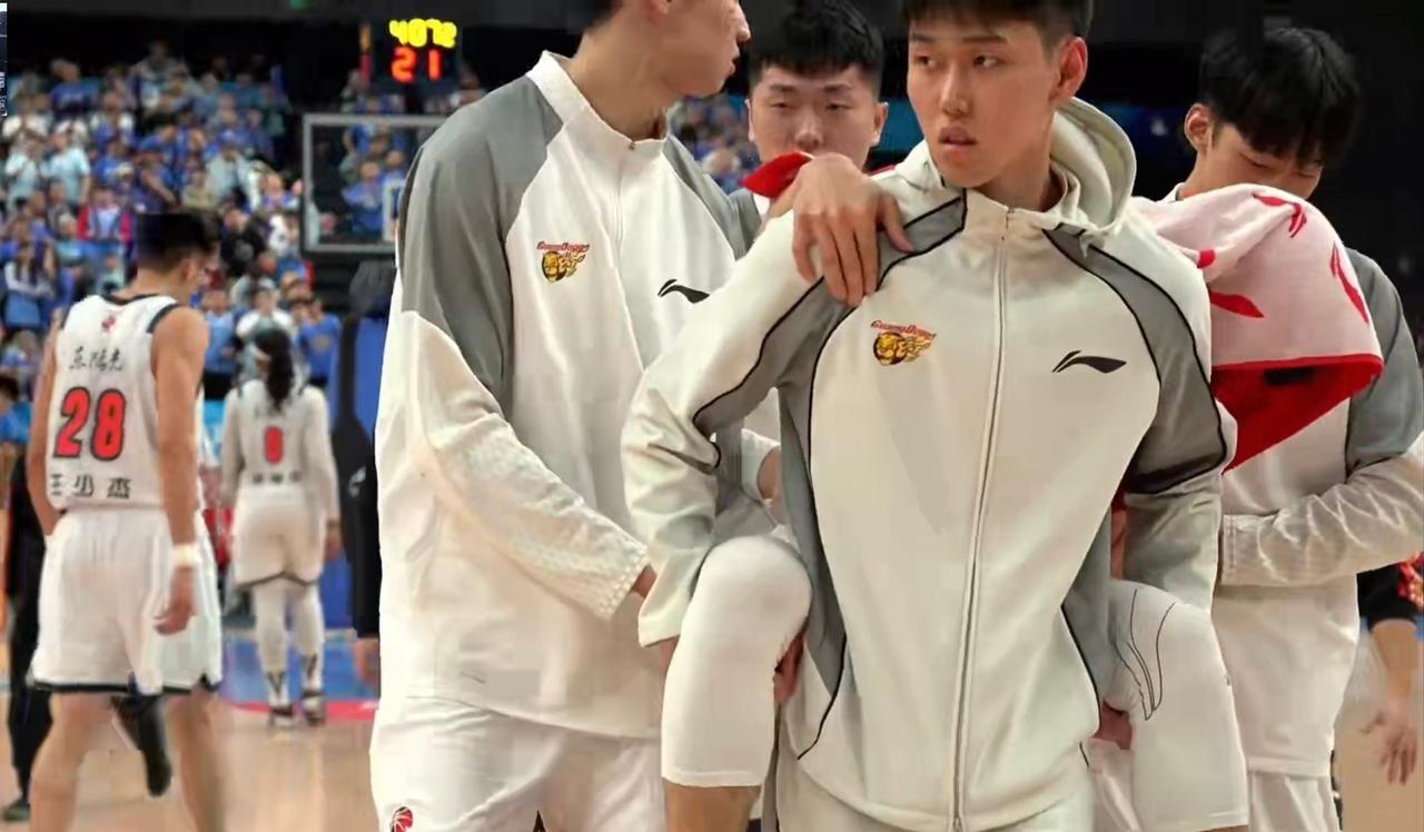 雪上加霜！徐杰重伤，队友背离现场；广东队半场只得31分，落后26分。

广东队本