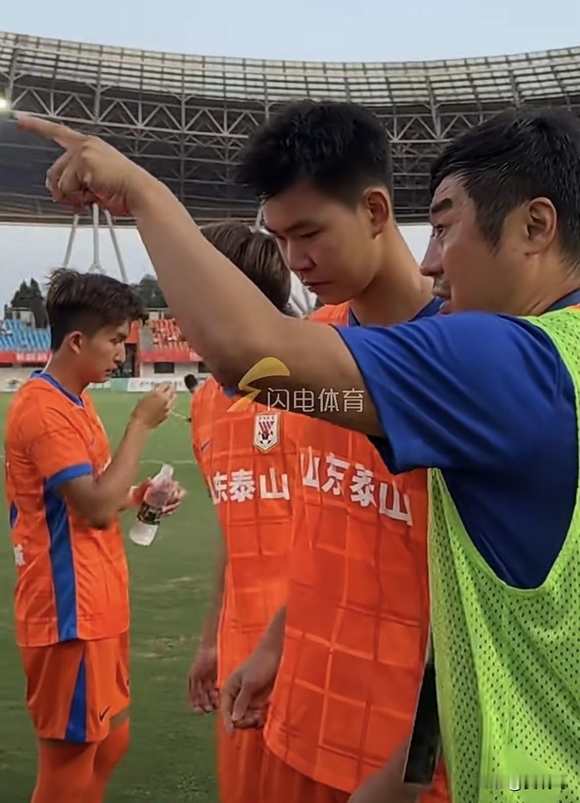 中乙联赛比赛，泰山B队主场迎战杭州队，韩鹏继续以主帅身份指挥比赛，目前他两个位置