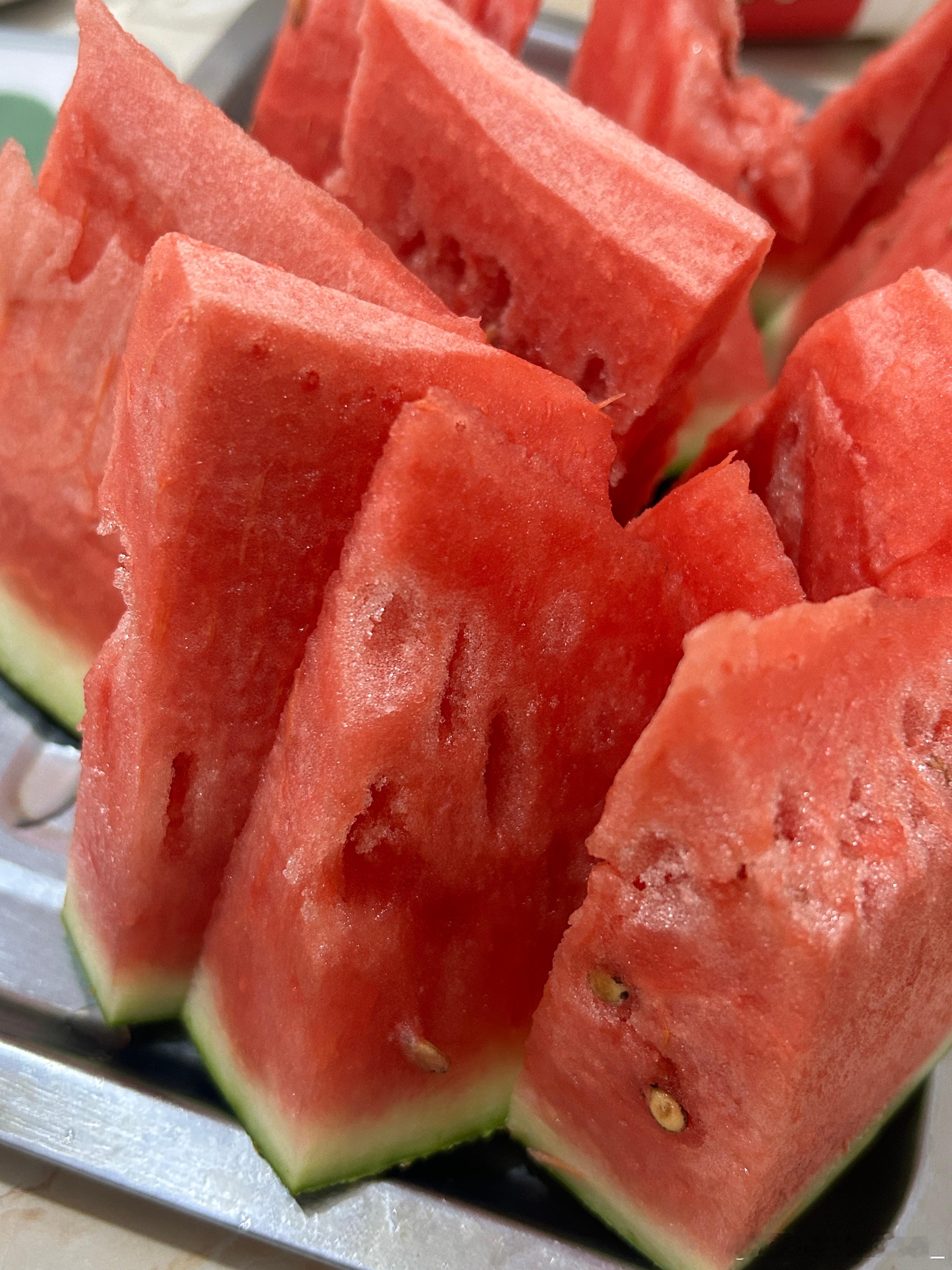 在这个炎热的秋天🍂来几块清甜爽口的西瓜🍉简直美哉美哉[耶]但是这个西瓜好像熟