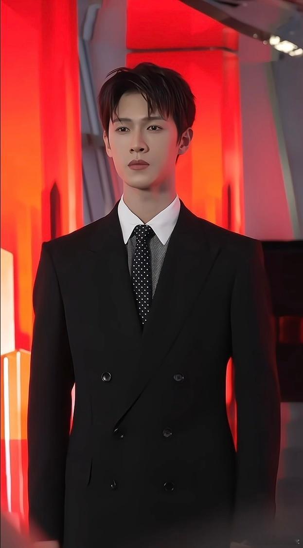 李昀锐闪光灯下的表情管理家人们谁懂啊！李昀锐今天穿黑色西装亮相，闪光灯下那表情管