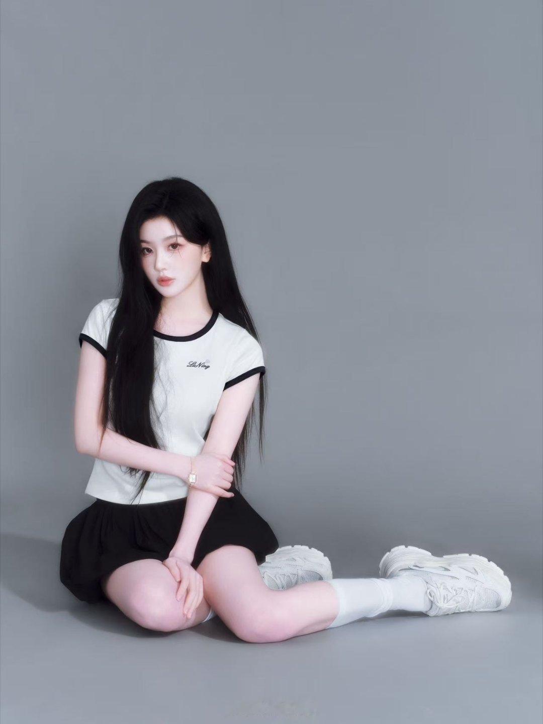 孔雪儿精品生日刊封面孔雪儿雪雾柔光大片孔雪儿解锁《精品购物指南》封面，黑色羽毛上