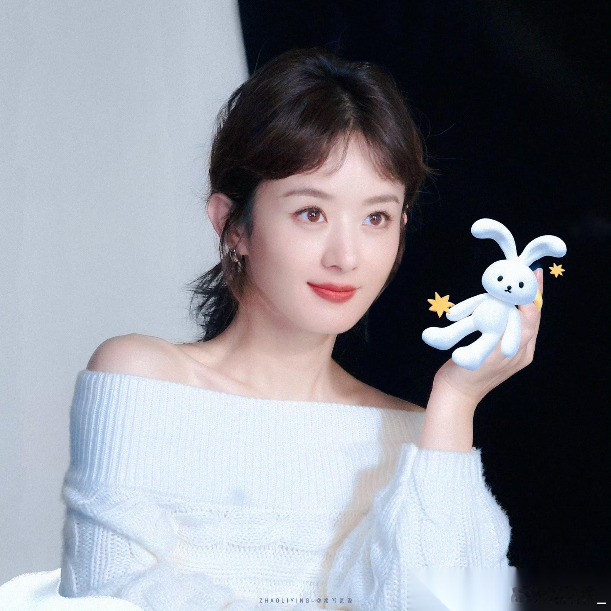 一年半了 赵丽颖已经神隐这么久了 杨幂无缝进组，她却 没有事业心了 杨幂一直都很