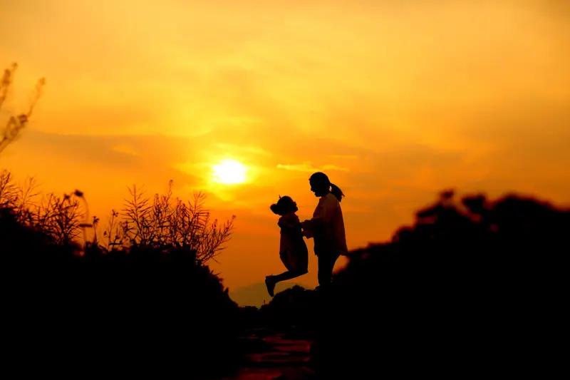 亲情和友情哪个更重要，这真是个千古难题。其实，它们没法简单比较。
亲情基于血缘，