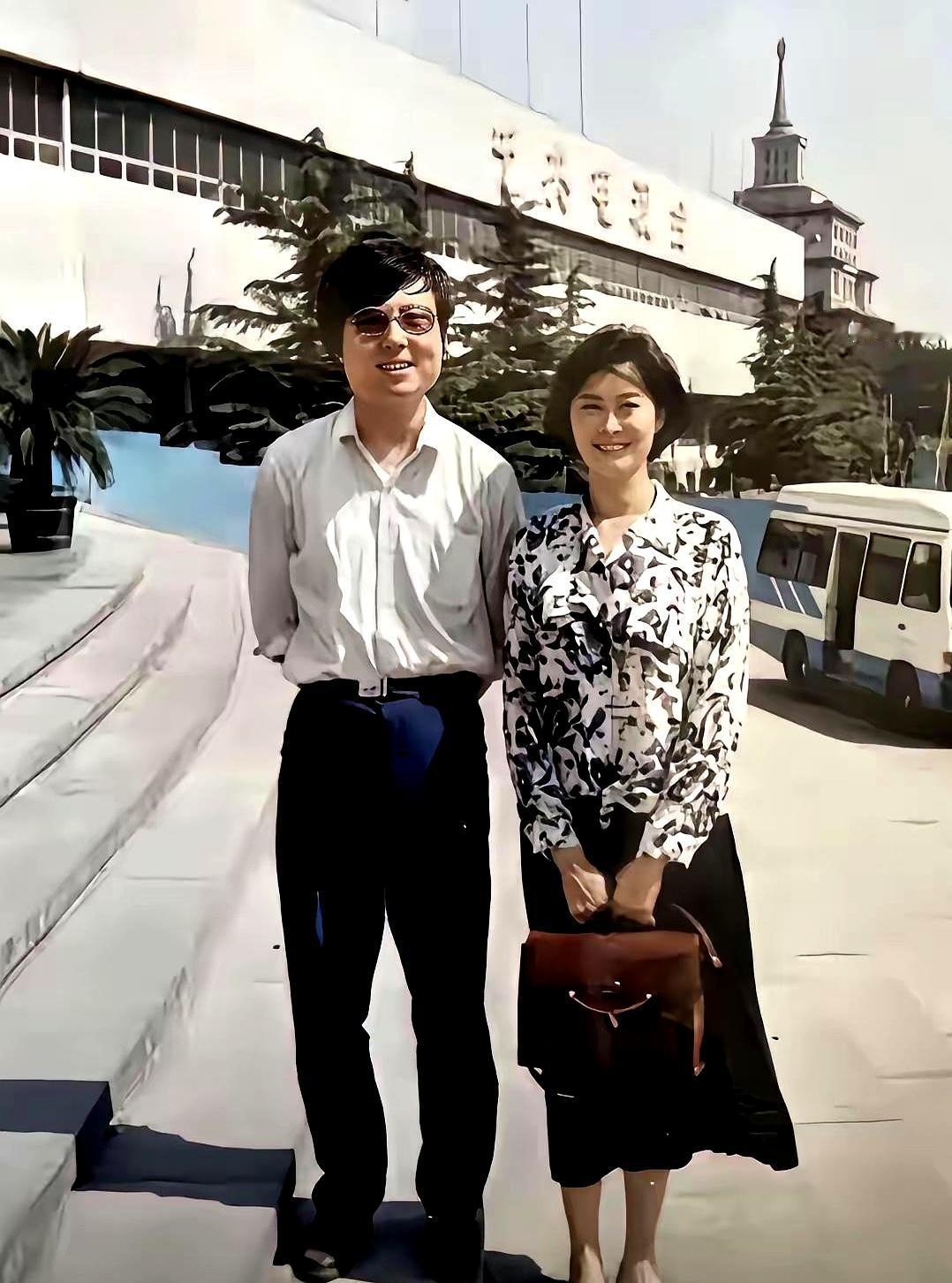 整整30年啊，当年那个霸屏晚间黄金档的“央视一姐”，现在摇身一变居然成了真正的大
