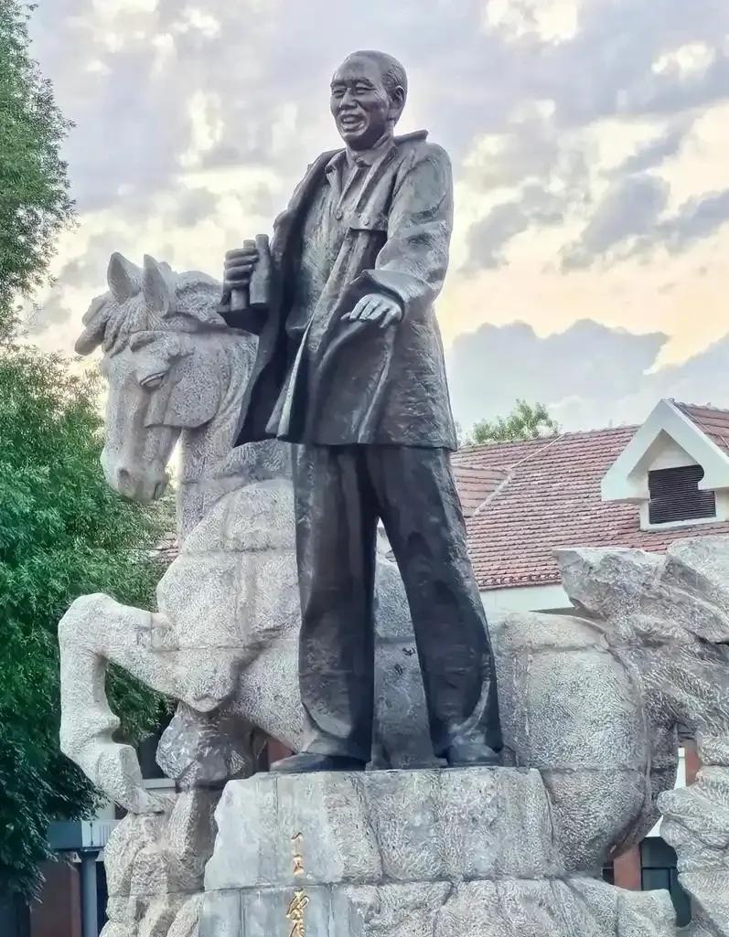 1937年，旅长王震29岁了，还是光棍，贺龙急了：“王胡子，给你介绍个北大女学生