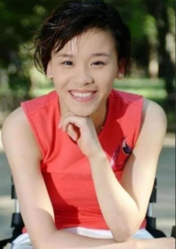 1998年，桑兰瘫痪后拿到了1000万美金的赔偿。就在这个时候，照顾了桑兰9年的