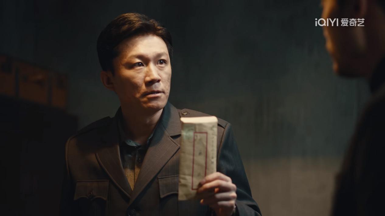 《暗夜与黎明》中徐巍真的崩溃了！

他不顾一切的跟着伯劳干。

最后伯劳却把他的
