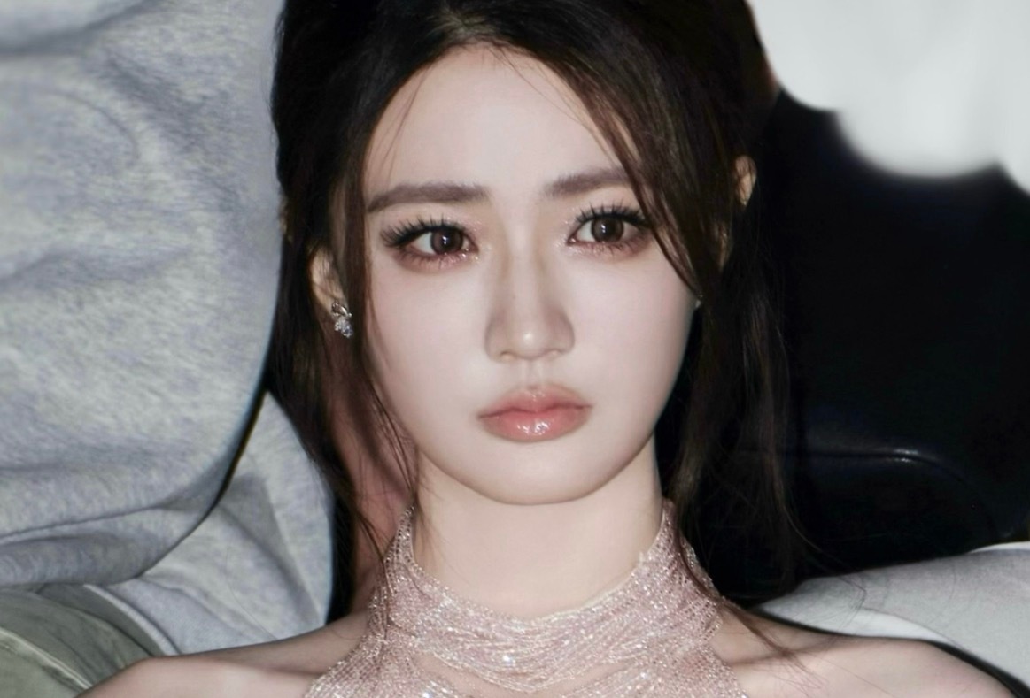 nl买 徐璐这个爆火美瞳，Berrylook的有点甜。我买回来感觉自己是被打光骗