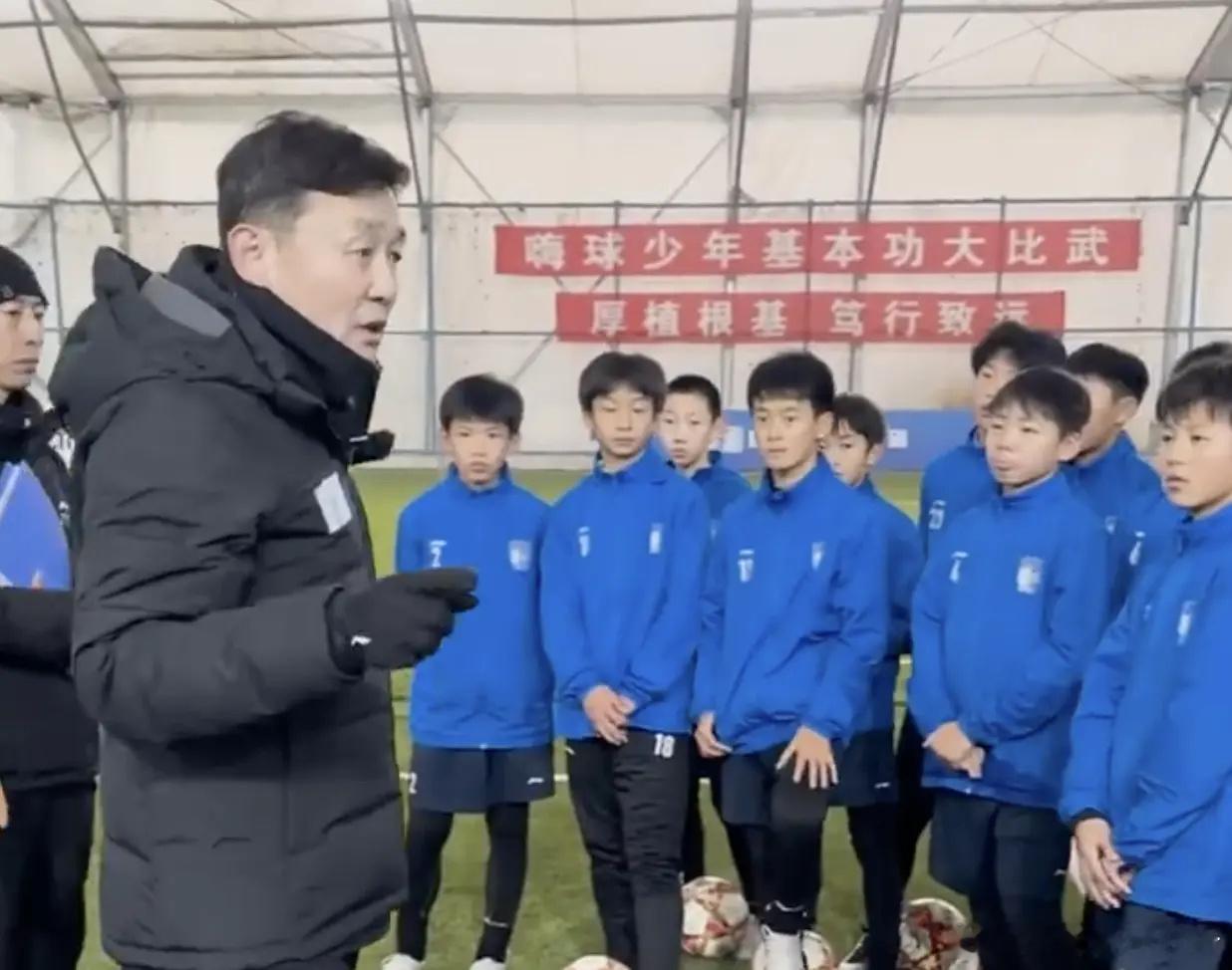 孙继海怒批学员上课走神：你们是有天赋，但不努力这些连屁都不是作为一名曾在英超闯荡