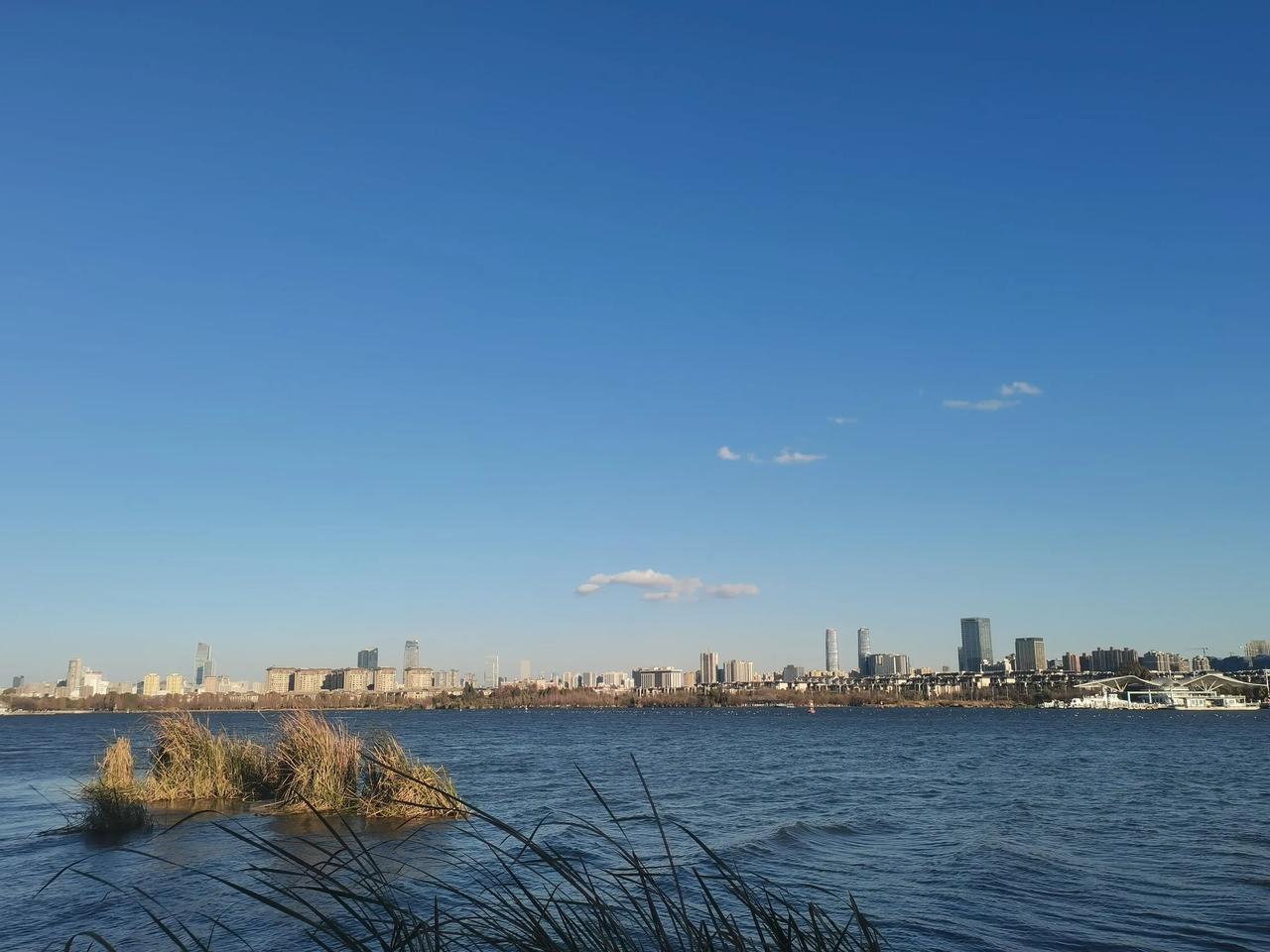 这个视线看过去昆明还真的像海滨城市呢！怎么回事，觉得恒隆主塔比万达双塔矮好多，应