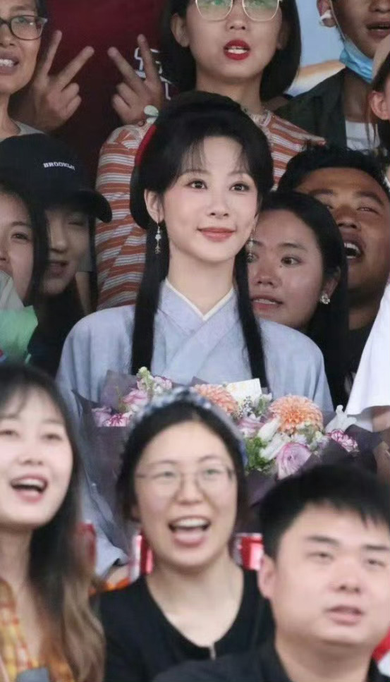 杨紫家业杀青生图杨紫家业杀青捧花生图杨紫家业杀青生图，期待李祯，[彩虹屁][彩虹