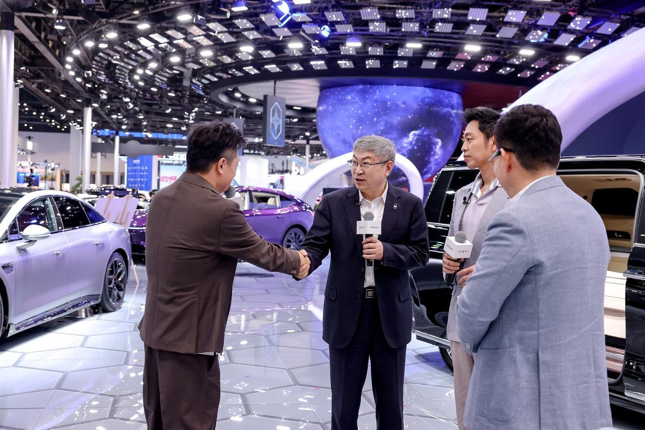 余承东和马东的会客厅，聊出了什么门道
这次车展，鸿蒙智行搞了个《鸿蒙智行会客厅》