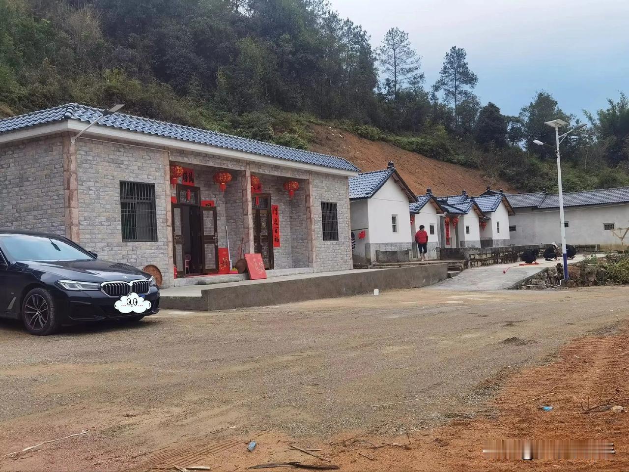 农村自建房，只有一层，前后花了15万，觉得还是比较值得的。
一年到头入住时间不长