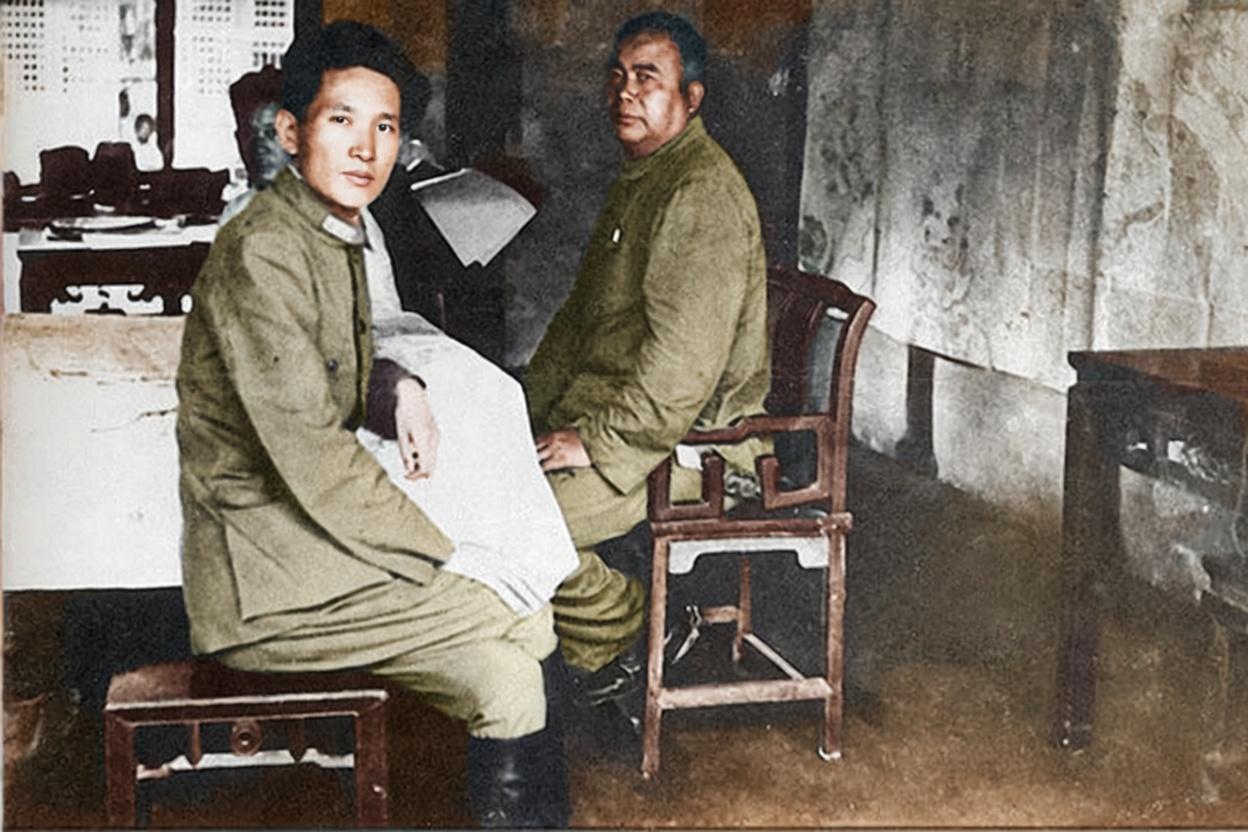 1937年，“八一三”淞沪会战期间，照片左侧是第9集团军总司令张治中，他主动请缨