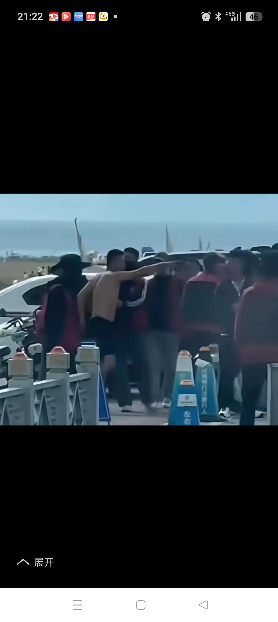 被打的男司机目测也就20多岁，看这身材应该是练过的，一对2还真不虚。他自己透漏：